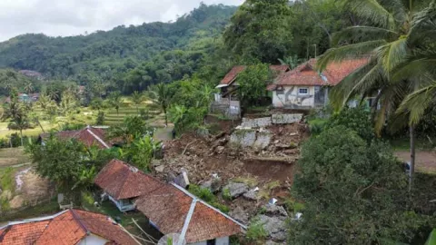 Tanah Longsor di Tasikmalaya, 15 Orang Harus Dievakuasi - GenPI.co