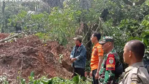 Ratusan Orang Mengungsi Akibat Tanah Longsor di Bogor Jawa Barat - GenPI.co