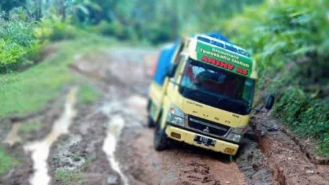 Jalan Rusak di Cianjur Tak Diperbaiki, Warga Mengibaratkan Sungai Kering - GenPI.co