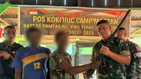 Mantan Anggota KKB Papua Serahkan Senjata Api ke TNI - GenPI.co