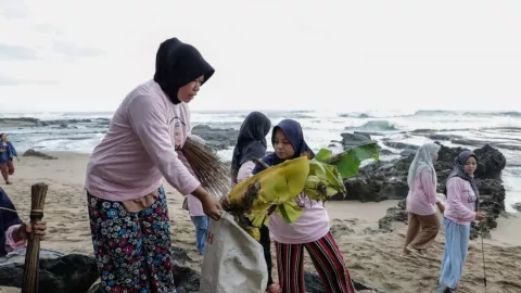 Jaga Keindahan Alam, Srikandi Ganjar Bersihkan Pantai Banten - GenPI.co