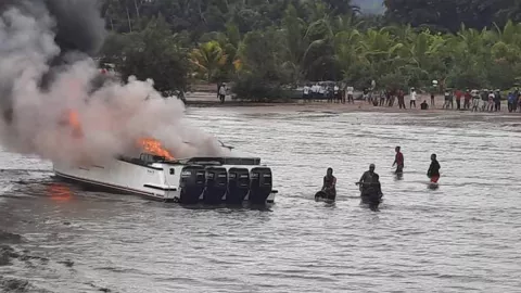 Perahu Motor Bupati Teluk Wondama Terbakar, 1 Orang Tewas - GenPI.co