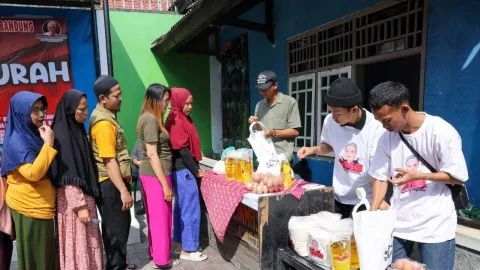 Orang Muda Ganjar Beri Sembako Murah, Ratusan Warga Bandung Semringah - GenPI.co