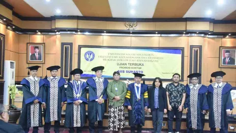 Guru SMP di Purwokerto Raih Gelar Doktor di UNY, IPK Hampir Sempurna - GenPI.co