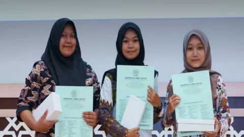 Top! 3 Mahasiswa PGSD Universitas Ahmad Dahlan Lulus Predikat Coumlaude - GenPI.co