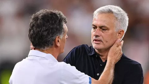 AS Roma Kalah di Final Liga Europa, Jose Mourinho Buang Medali - GenPI.co