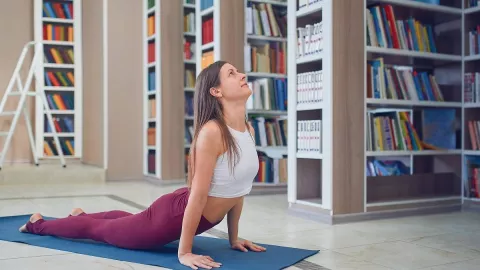 Tips Meredakan Sakit Pinggang, Lakukan Saja 4 Gerakan Yoga ini - GenPI.co