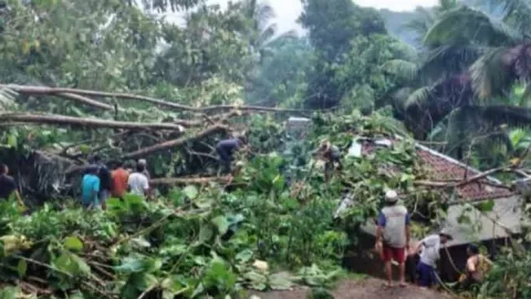 4 Rumah di Cianjur Rusak Akibat Bencana Gempa Sukabumi - GenPI.co