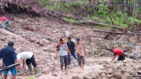 Jalan di Cianjur Tertimbun Longsor Akibat Gempa Sukabumi - GenPI.co