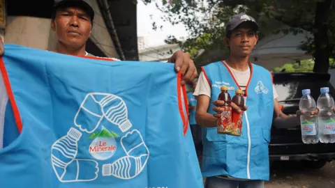 Hari Lingkungan Hidup, Le Minerale Bagikan Rompi Daur Ulang ke Pedagang - GenPI.co