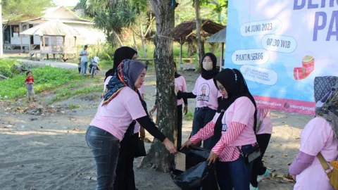 Tingkatkan Kepedulian, Srikandi Ganjar Bersih-bersih Pantai di Cianjur - GenPI.co