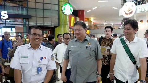 Pantau Stasiun Gambir, Menteri Airlangga: Aktivitas Ekonomi Berjalan Normal - GenPI.co