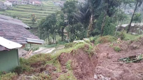 24 Orang Mengungsi Akibat Dampak dari Tanah Longsor di Cianjur - GenPI.co