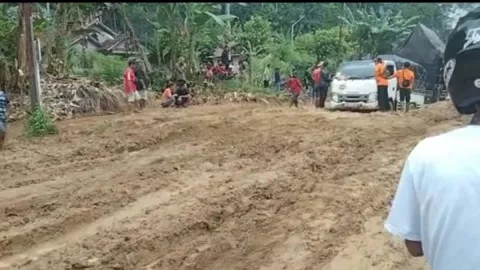 Akses Jalan Lintas Barat Sumatera Terputus Akibat Banjir Bandang di Lampung - GenPI.co