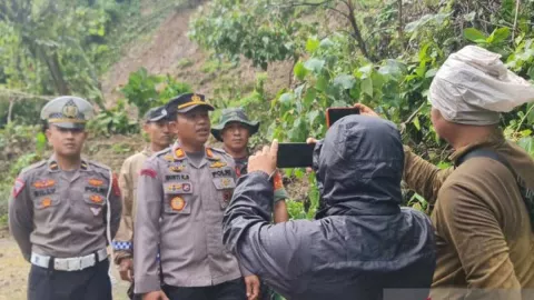 Longsor di Sulawesi Tenggara Sempat Memutus Jalan Penghubung Kabupaten - GenPI.co