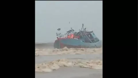 Cuaca Buruk, Sebuah Kapal Terdampar di Pantai Niyama Tulungagung - GenPI.co