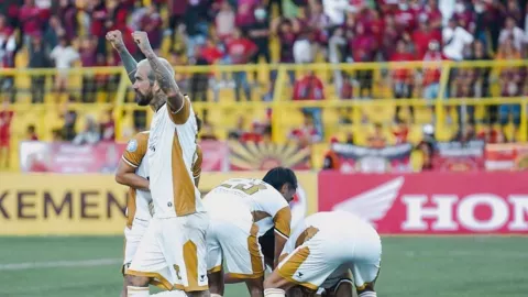 Diwarnai Kartu Merah PSM, Dewa United Beber Kunci Kemenangan di Makassar - GenPI.co