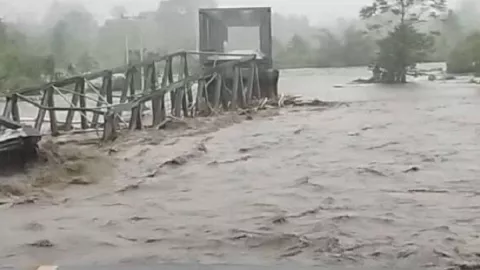 Banjir di Maluku Tengah, Jembatan Penghubung Ibu Kota Kabupaten Putus - GenPI.co