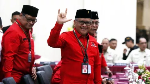 Hasto PDIP Heran Jokowi Lantik Ketua Projo Jadi Menteri Hari Senin, Biasanya Rabu Pon - GenPI.co