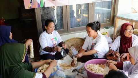 Pelatihan Pembuatan Kerupuk Banyu Pindang, Cara Ganjar Sejati Dongkrak Ekonomi - GenPI.co