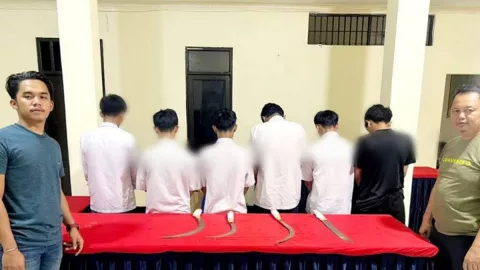 6 Pelajar SMK di Sukabumi Kedapatan Bawa Senjata Tajam Ditangkap Polisi - GenPI.co