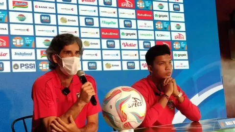 Pelatih Bali United Stefano Cugurra Minta Pemain Kurangi Protes Berlebih ke Wasit - GenPI.co