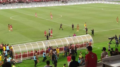 Ricky Kambuaya Ribut dengan Pemain Bali United, Pelatih Dewa United Jujur - GenPI.co
