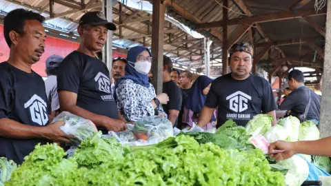 Deklarasi Dukungan bersama Pedagang, Gardu Ganjar Berbagi Sayuran di Pasar - GenPI.co