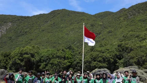 Kajol Dukung Ganjar Rayakan HUT ke-78 RI dengan Apel Kemerdekaan di Gunung Papandayan - GenPI.co