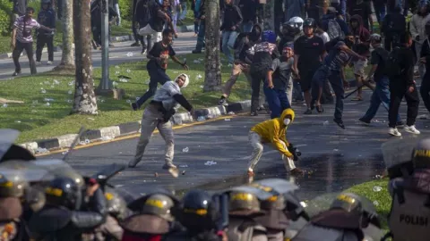 34 Orang Ditetapkan Menjadi Tersangka Kerusuhan Unjuk Rasa di Batam - GenPI.co