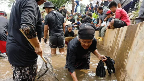 Berbagi Kebahagiaan, Ganjar Muda Padjadjaran Gelar Hajat Lembur - GenPI.co