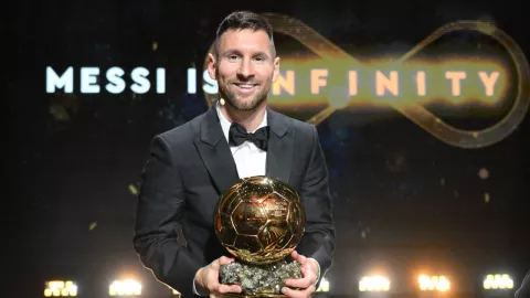 Ballon d'Or Kedelapan Jadi Bukti Messi Bukan Tandingan Ronaldo - GenPI.co