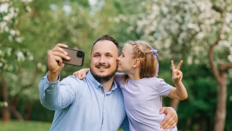 3 Cara Ayah Tunggal Menjadi Orang Tua yang Baik bagi Anak - GenPI.co