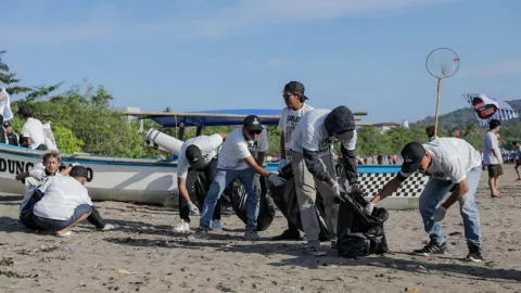 Peduli Lingkungan, Ganjartivity Bersih-bersih Pantai Pangandaran - GenPI.co