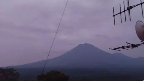 Gunung Semeru Erupsi, Alami Gempa Lalu Banjir Lahar Dingin - GenPI.co