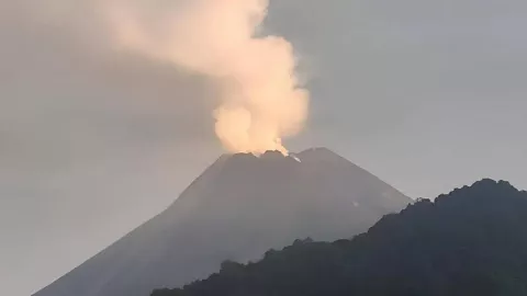 Tetap Waspada! Gunung Merapi Alami 71 Gempa Guguran - GenPI.co