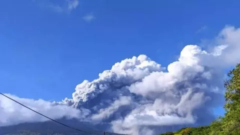 Gunung Lewotobi Laki-laki Erupsi, Lontarkan Abu Vulkanik Setinggi 1.000 Meter - GenPI.co