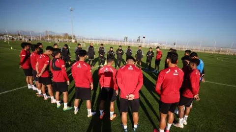 Heboh! Pemain Timnas Indonesia Kepergok Makan Mie Instan saat TC di Turki, Sikap Shin Tae Yong Disorot - GenPI.co