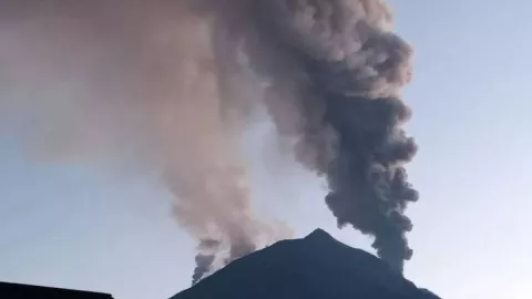 Gunung Lewotobi Laki-laki Erupsi, 1.172 Warga Wulanggitang NTT Mengungsi - GenPI.co