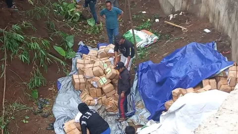 Truk Angkut 400.000 Lembar Surat Suara untuk Kabupaten Magelang Masuk Jurang - GenPI.co