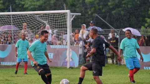 Main Bola di Ambon, Gibran Rakabuming Raka 2 Kali Jebol Gawang Raffi Ahmad - GenPI.co