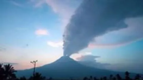 Gunung Lewotobi Laki-laki Erupsi Lagi, Muntahkan Abu Vulkanik Setinggi 1,5 Km - GenPI.co