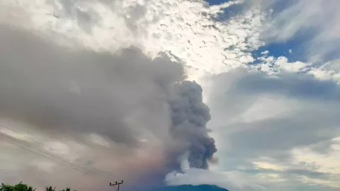 Erupsi Gunung Lewotobi Laki-Laki Semburkan Abu Vulkanik Setinggi 2 Km, Warga Dilarang Mendekat! - GenPI.co