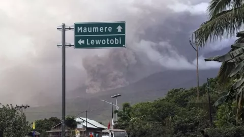 Dampak Erupsi Gunung Lewotobi Laki-Laki, Jalan Trans Flores Berlaku Sistem Buka Tutup - GenPI.co