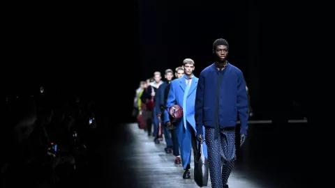 Gucci Buka Milan Fashion Week dengan Koleksi Pria yang Elegan dan Berkilau - GenPI.co