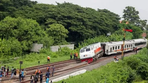 Imbas KA Pandalungan Anjlok, 933 Penumpang Batalkan Tiket - GenPI.co