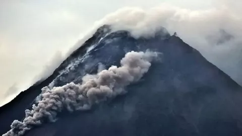Gunung Merapi Muntahkan Awan Panas 6 Kali Beruntun - GenPI.co
