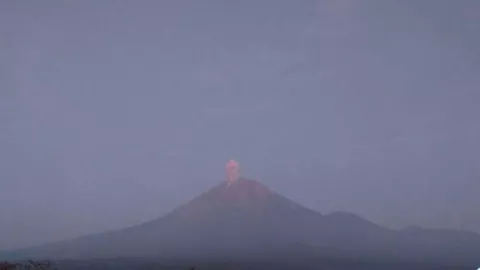 Gunung Semeru Kembali Erupsi, Letusan Setinggi 900 Meter di Atas Puncak - GenPI.co