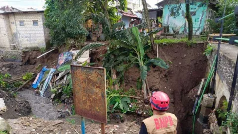 Rumahnya Terancam Longsor, 31 Warga Cilendek Bogor Dievakuasi - GenPI.co