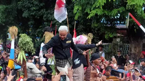 Hajatan Rakyat di Surakarta, Ganjar Pranowo Ikut Kirab Gerobak Sapi - GenPI.co